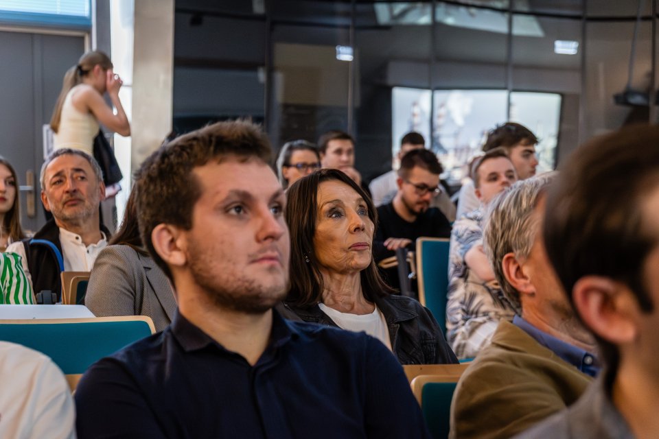 Na zdjęciu Redaktor Ewa Ewart wraz ze studentami podczas prezentacji filmu "Do ostatniego Oddechu"