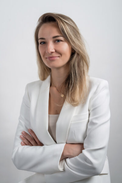 Kobieta o blond włosach, w marynarce